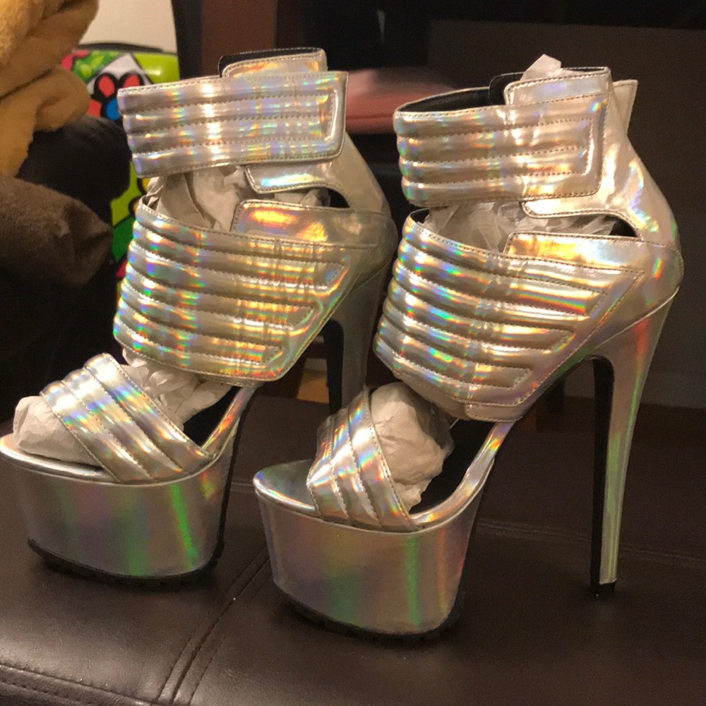 ✨BRAND NEW ✨Platform Silver Shoes